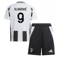 Camisa de Futebol Juventus Dusan Vlahovic #9 Equipamento Principal Infantil 2024-25 Manga Curta (+ Calças curtas)